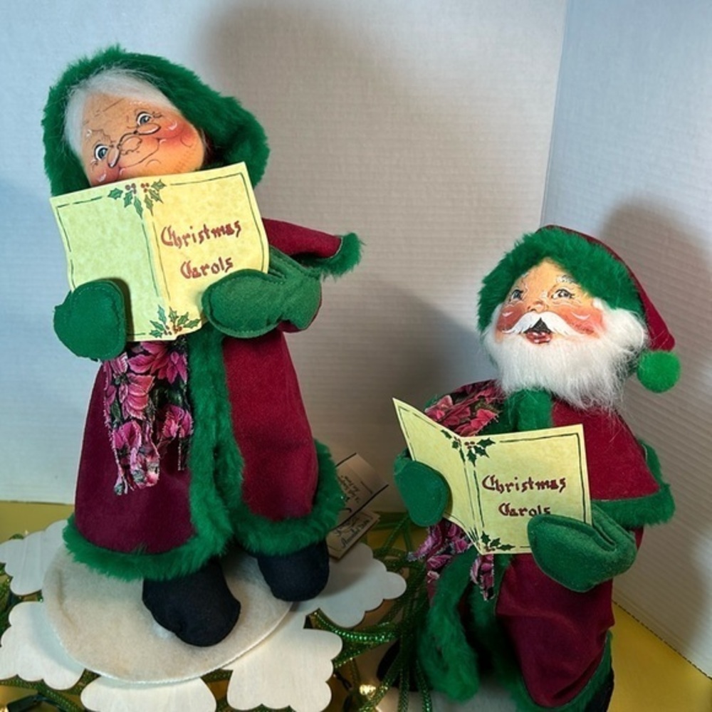 Victorian Caroling Annalee Santa and Mrs Claus. 1998. Approx 12”h